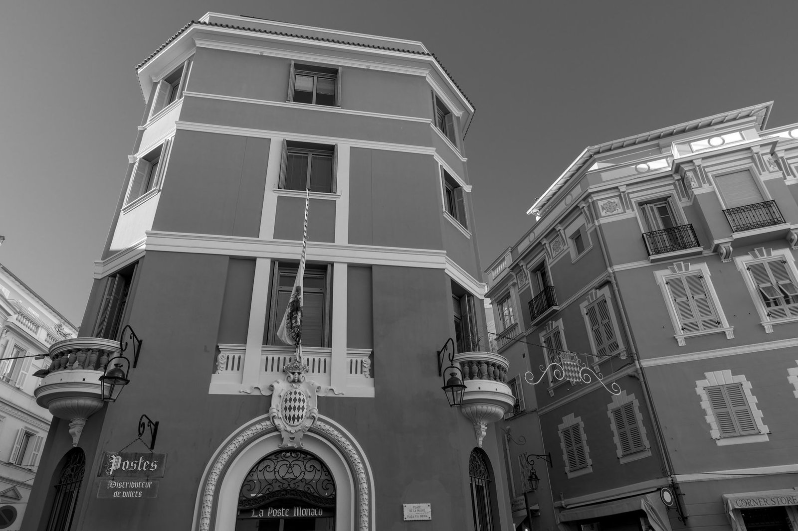 Rue du centre historique de Montauban avec arcades en brique rose au crépuscule