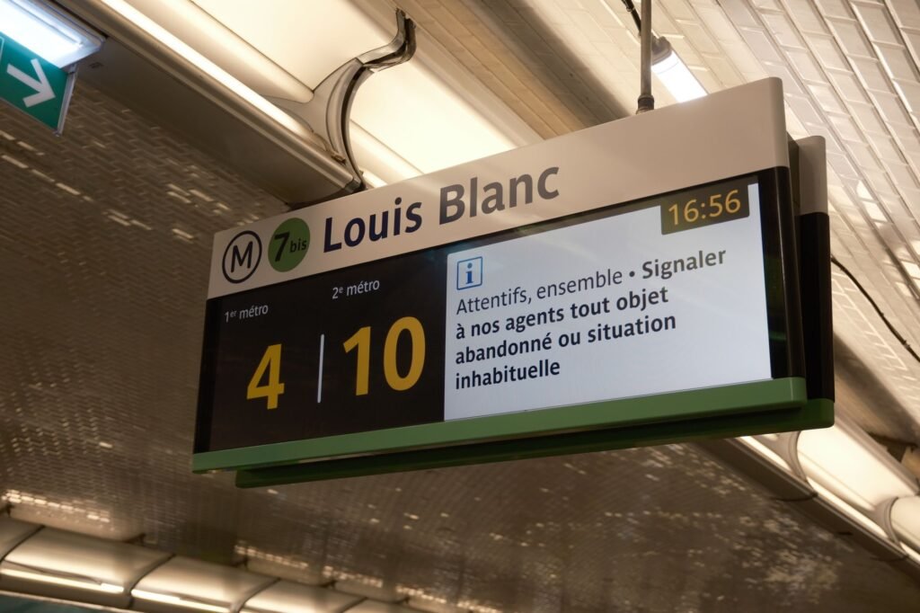 Entrée d'une station de métro en Île-de-France à la fin de la journée