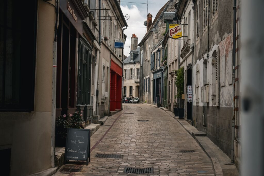 Rue calme du centre historique de Dieppe en Normandie