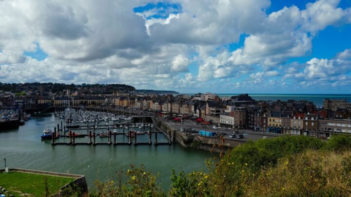 Guide escort à Dieppe pour les visiteurs : préparer une rencontre sereine en Normandie