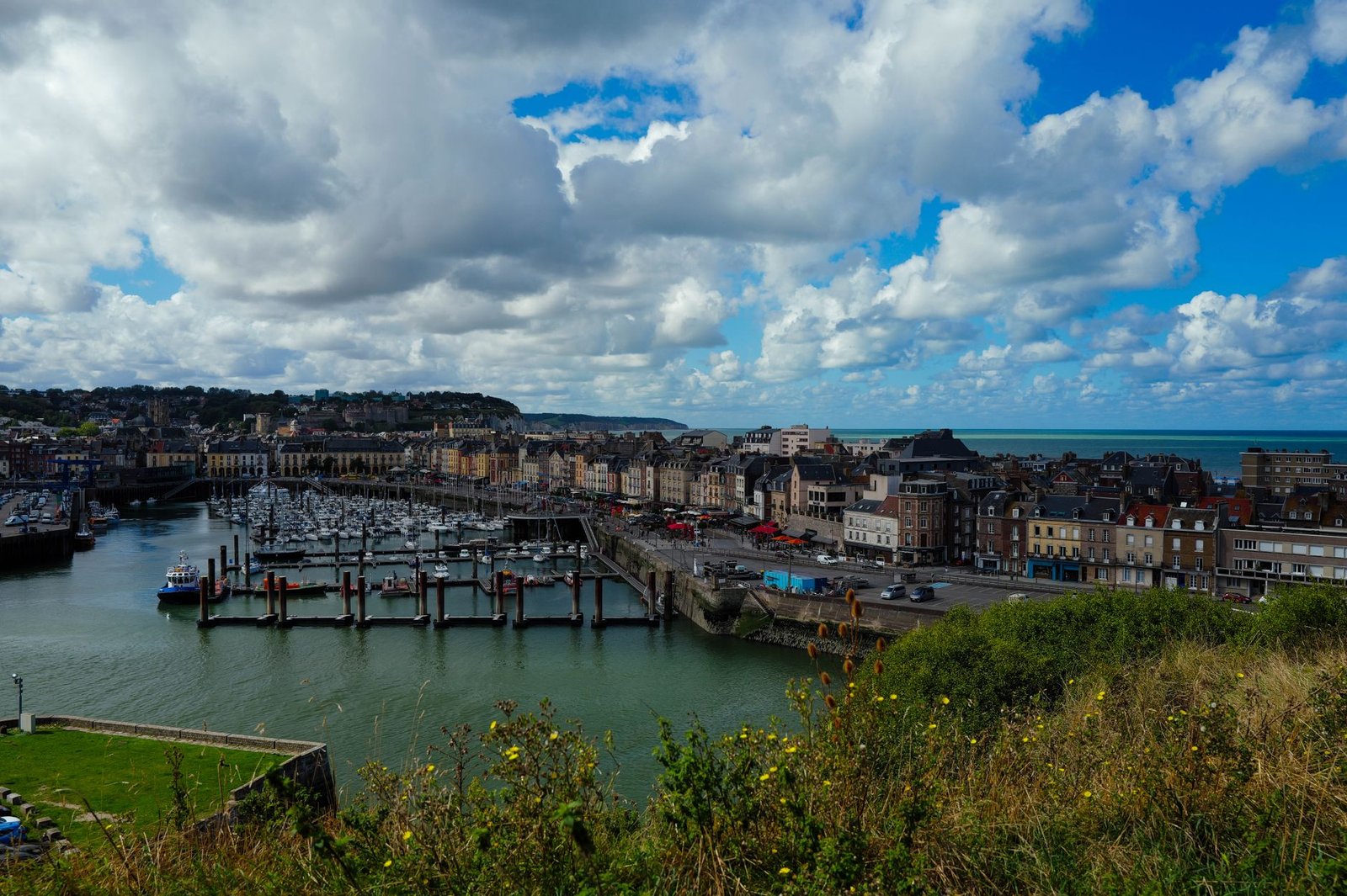 Front de mer de Dieppe en Normandie avec la promenade et la mer