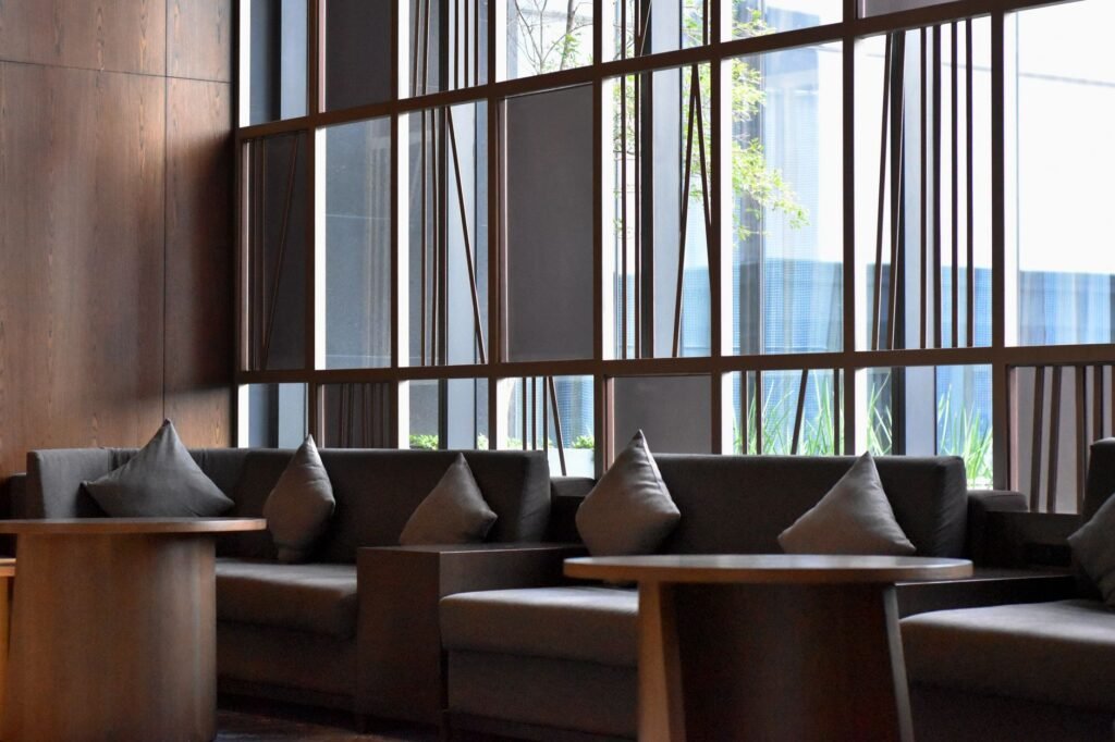 Salon calme d'hôtel avec une table pour deux, lumière tamisée