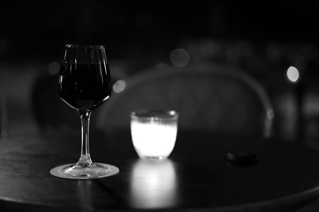 Table de café calme dans un établissement d'Épinal pour un premier rendez-vous discret