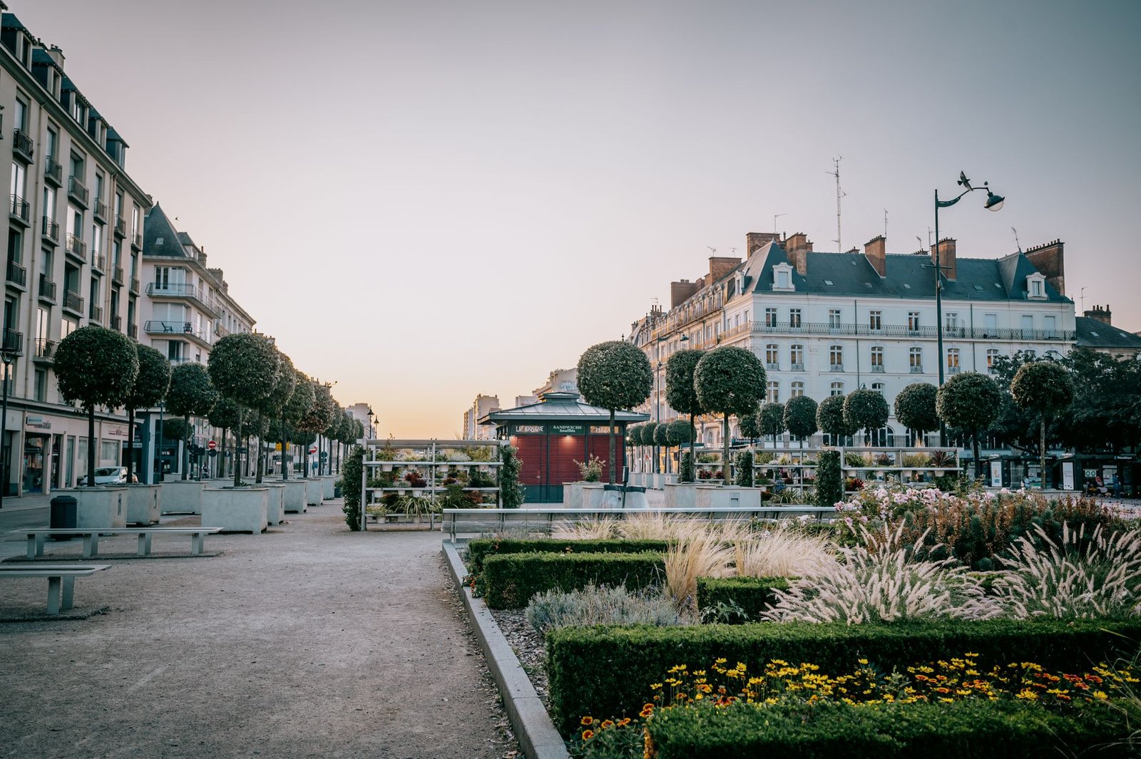Rue calme du centre-ville d'Épinal au crépuscule, ambiance discrète de ville des Vosges