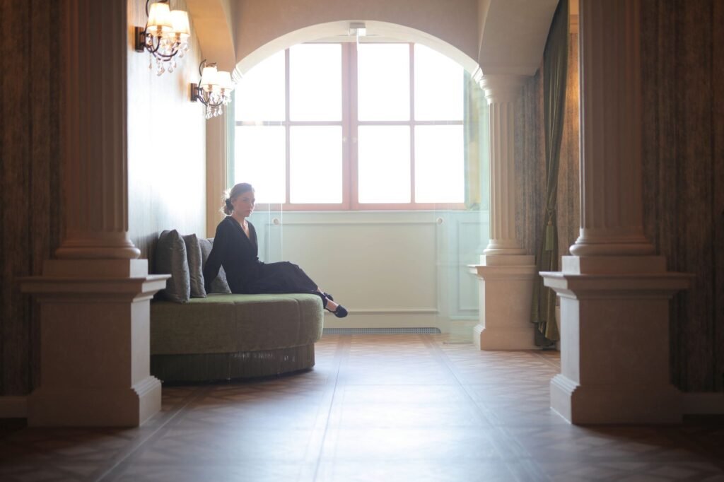 Hall d'hôtel calme et discret en soirée