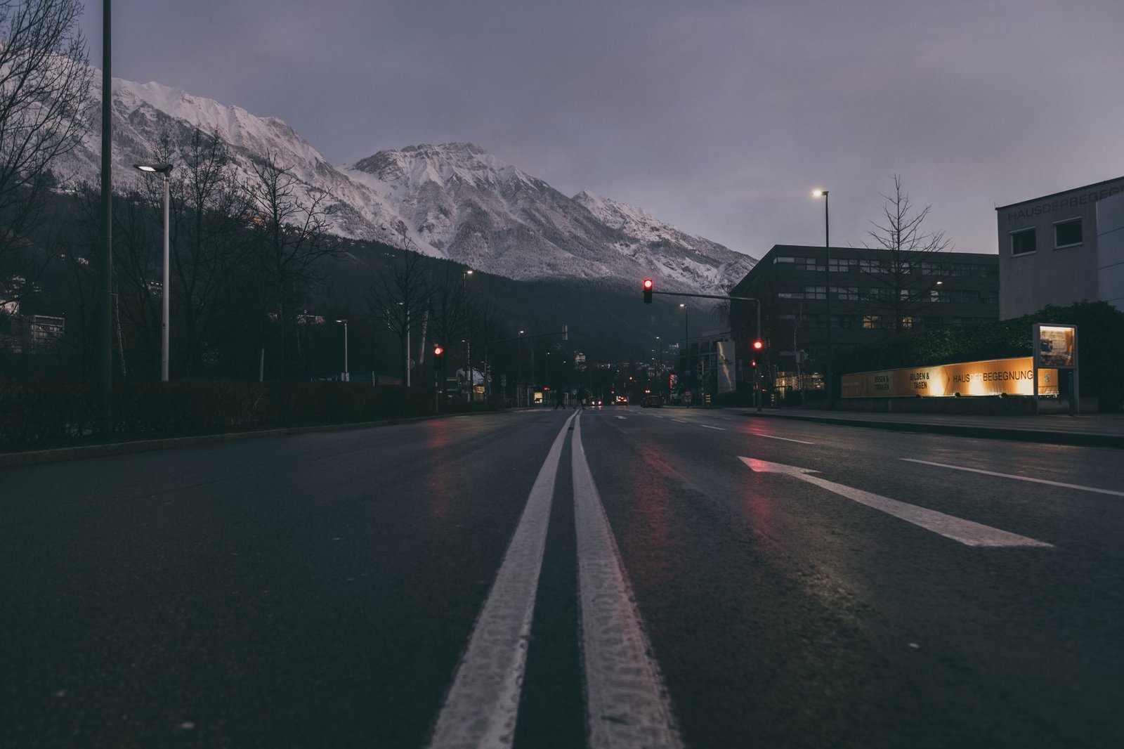 Rue calme de Grenoble au crépuscule avec les montagnes en arrière-plan