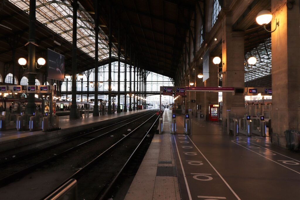 Quai de gare en soirée, point d'arrivée courant pour un visiteur de passage à Montbéliard