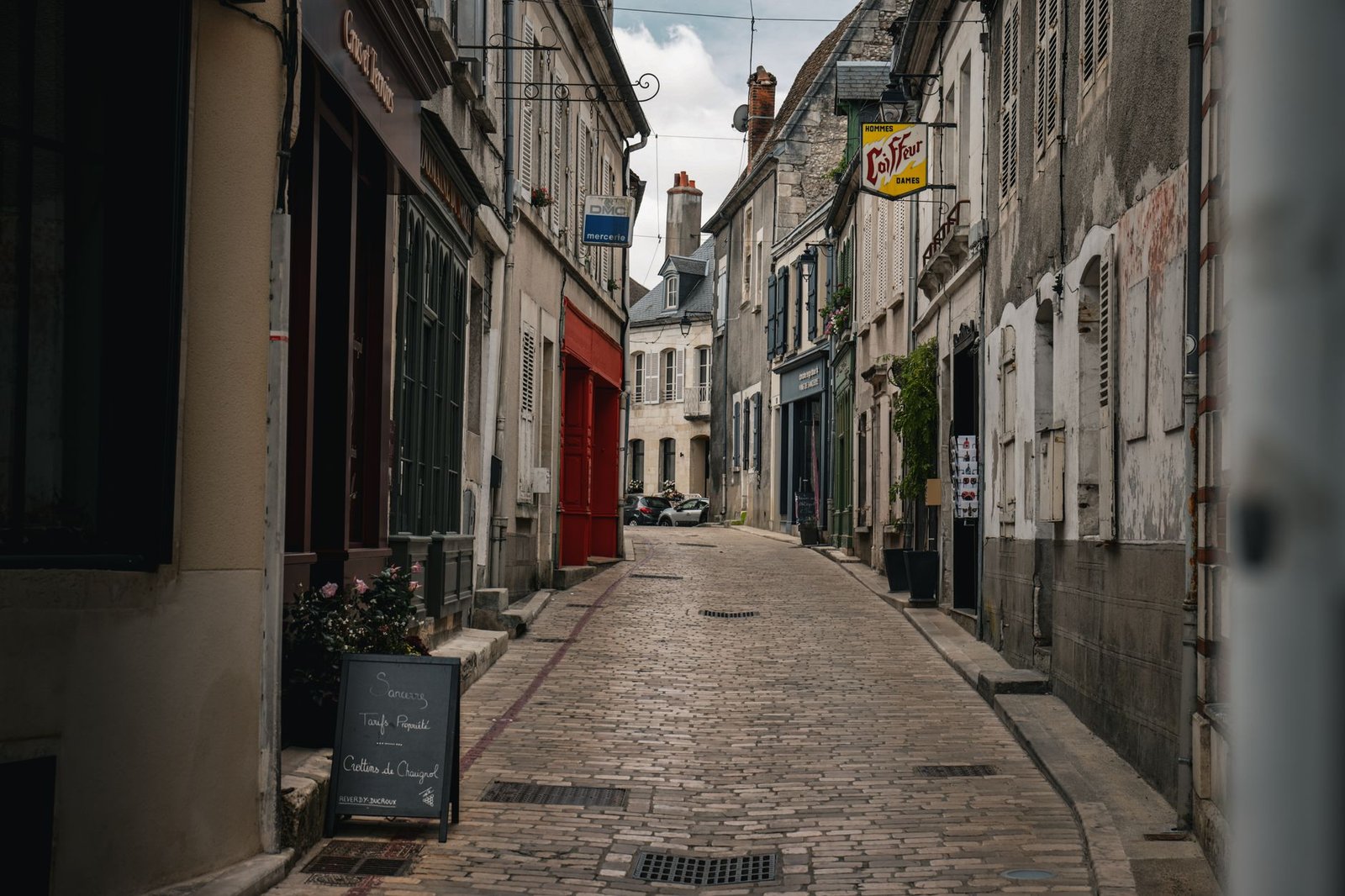 Rue piétonne du centre historique de Montbéliard en fin de journée, ambiance calme propice à un rendez-vous discret