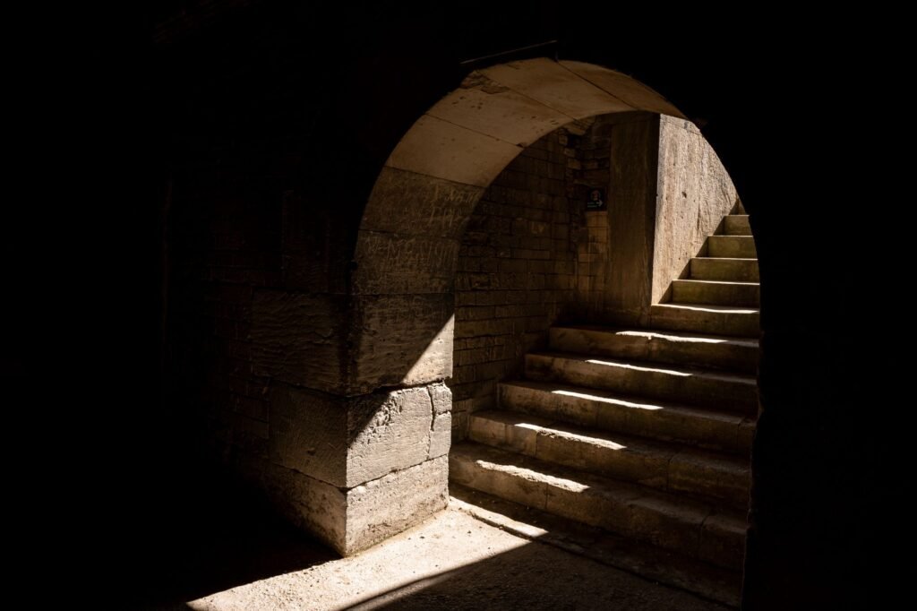 Ruelle calme de l'Écusson à Montpellier, cadre discret pour une rencontre