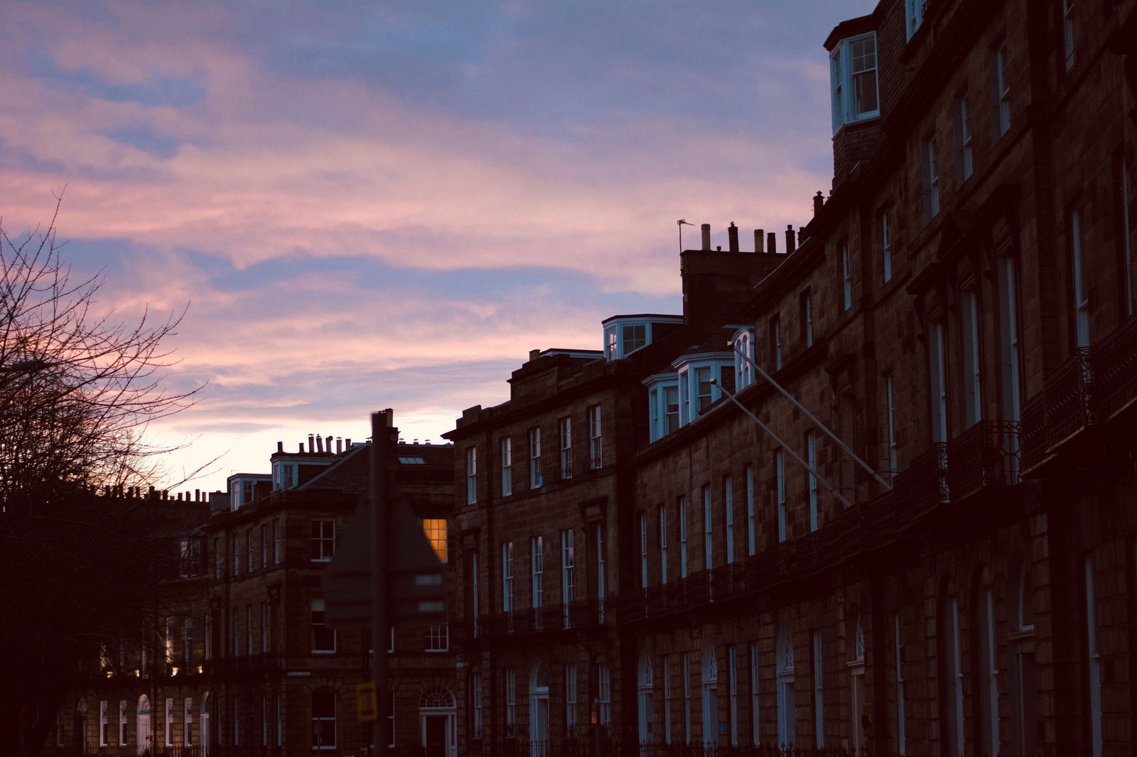 Rue calme de Nancy au crépuscule avec façades classiques, ambiance sereine et discrète