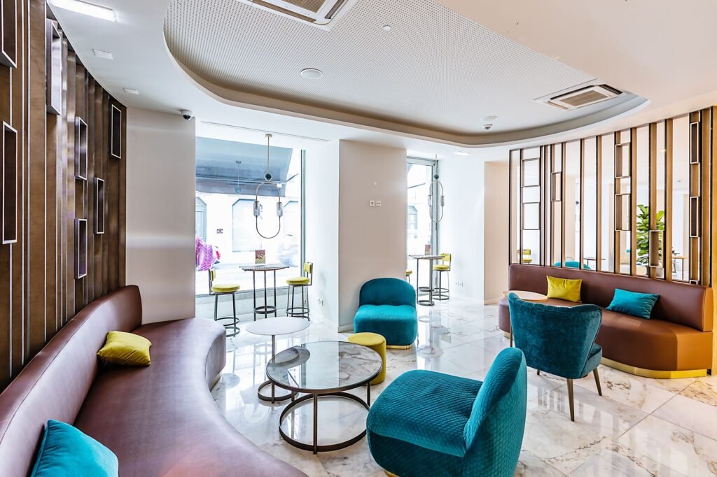 Hall d'hôtel contemporain avec fauteuils et éclairage chaleureux