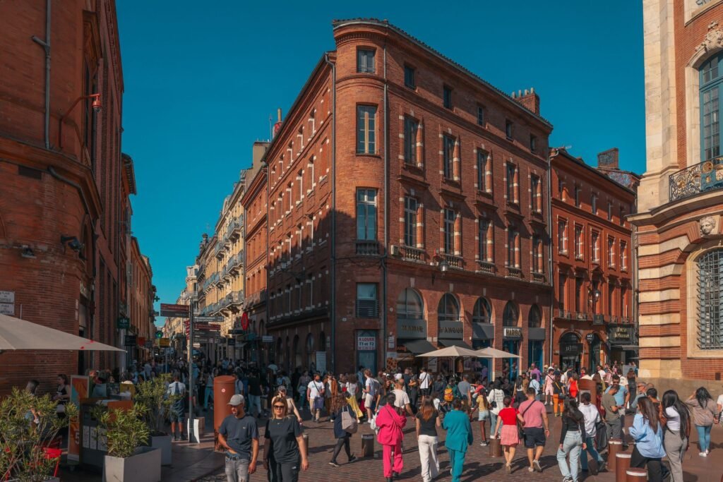 Rue calme du centre de Toulouse la nuit, éclairage chaleureux