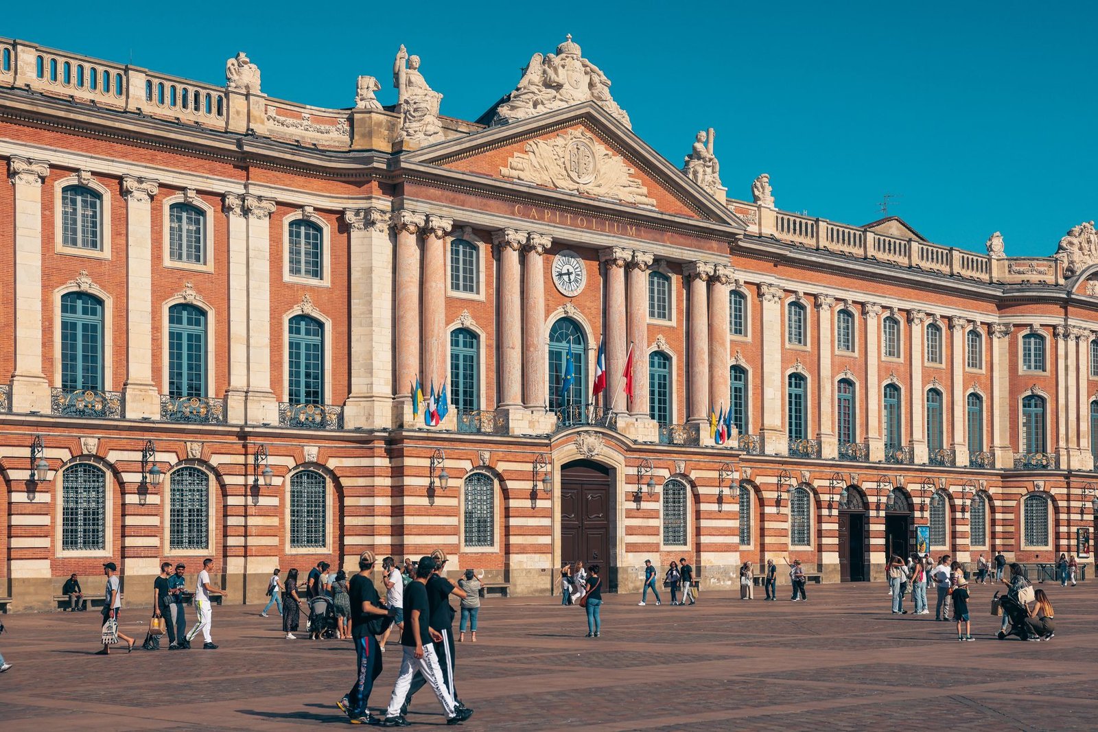 Place du Capitole à Toulouse au crépuscule, ambiance urbaine élégante