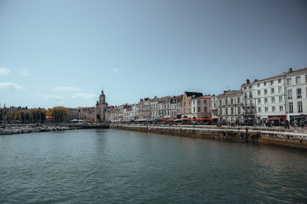 Rue calme du centre historique de La Rochelle avec arcades