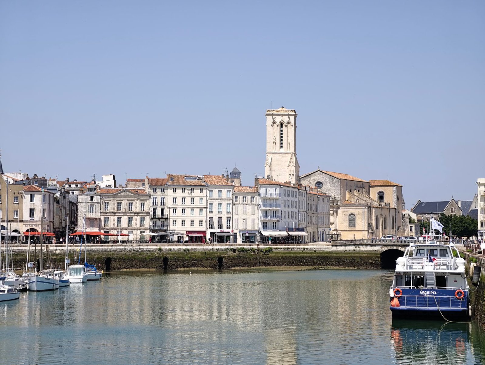 Vieux-Port de La Rochelle au crépuscule avec les tours médiévales