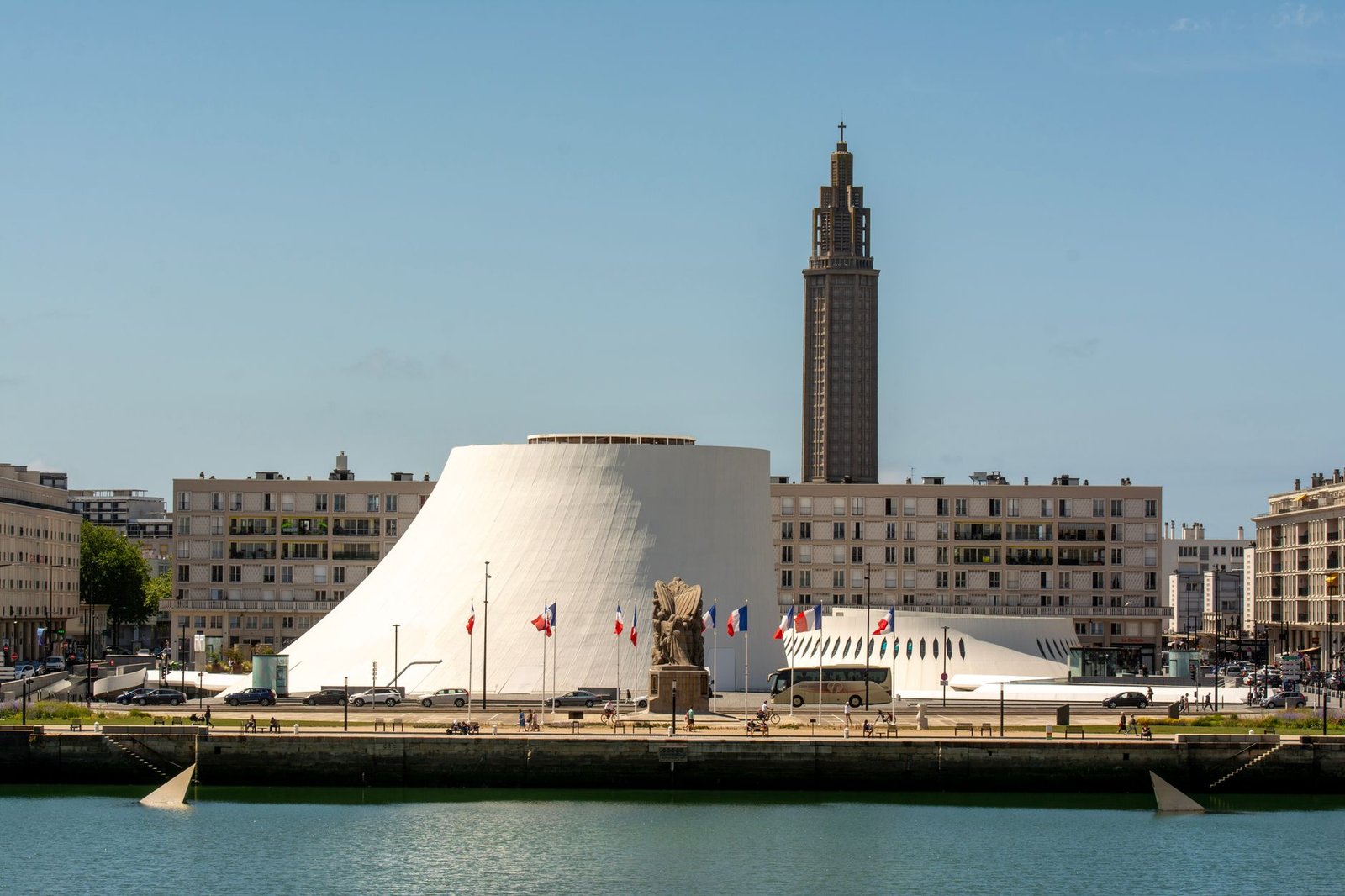 Vue du port du Havre au crépuscule avec reflets dans l'eau