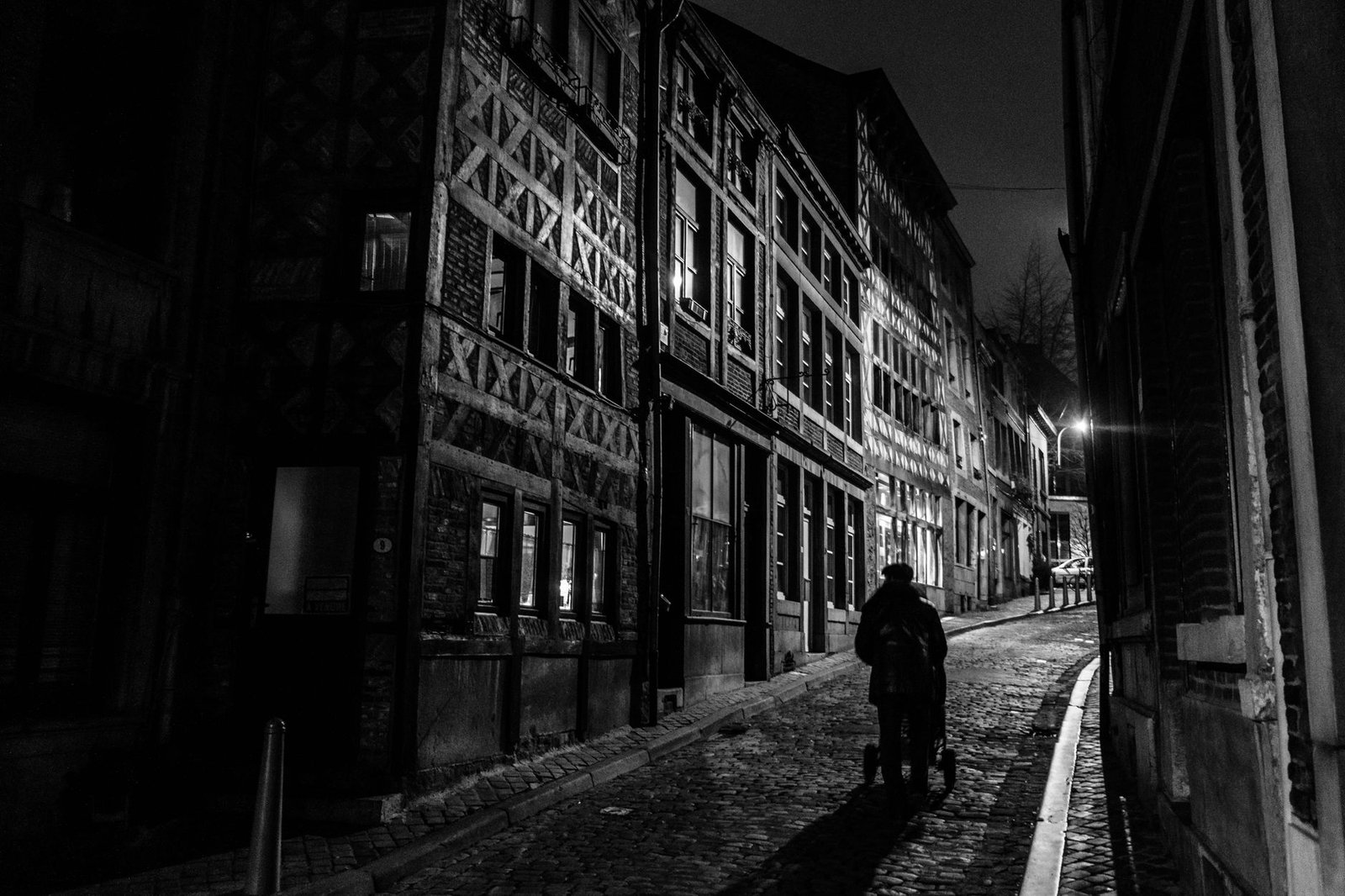 Rue animée de Roubaix illuminée la nuit