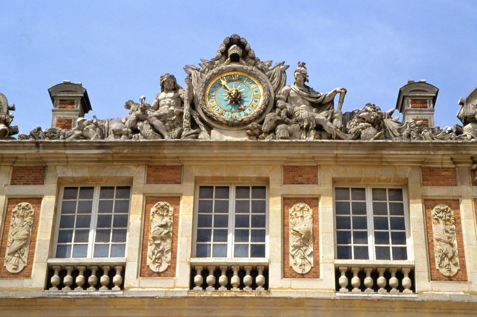 Rue calme de Versailles au crépuscule, façades en pierre et lampadaires allumés