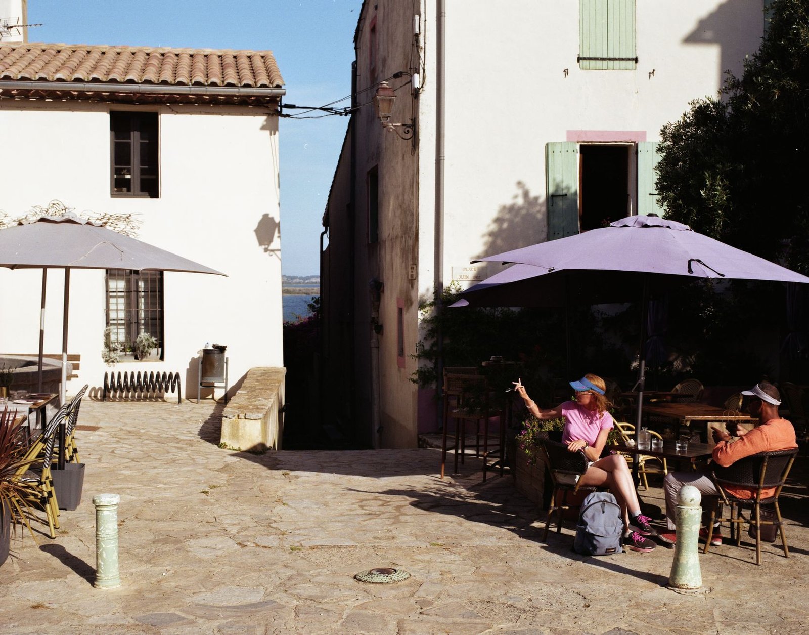 Terrasse de café le soir à Évry-Courcouronnes, ambiance calme pour une soirée adulte