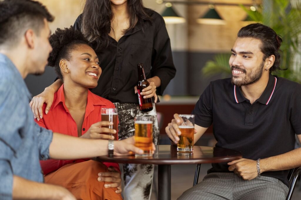 Conversation posée sur une terrasse de bar la nuit en Guadeloupe