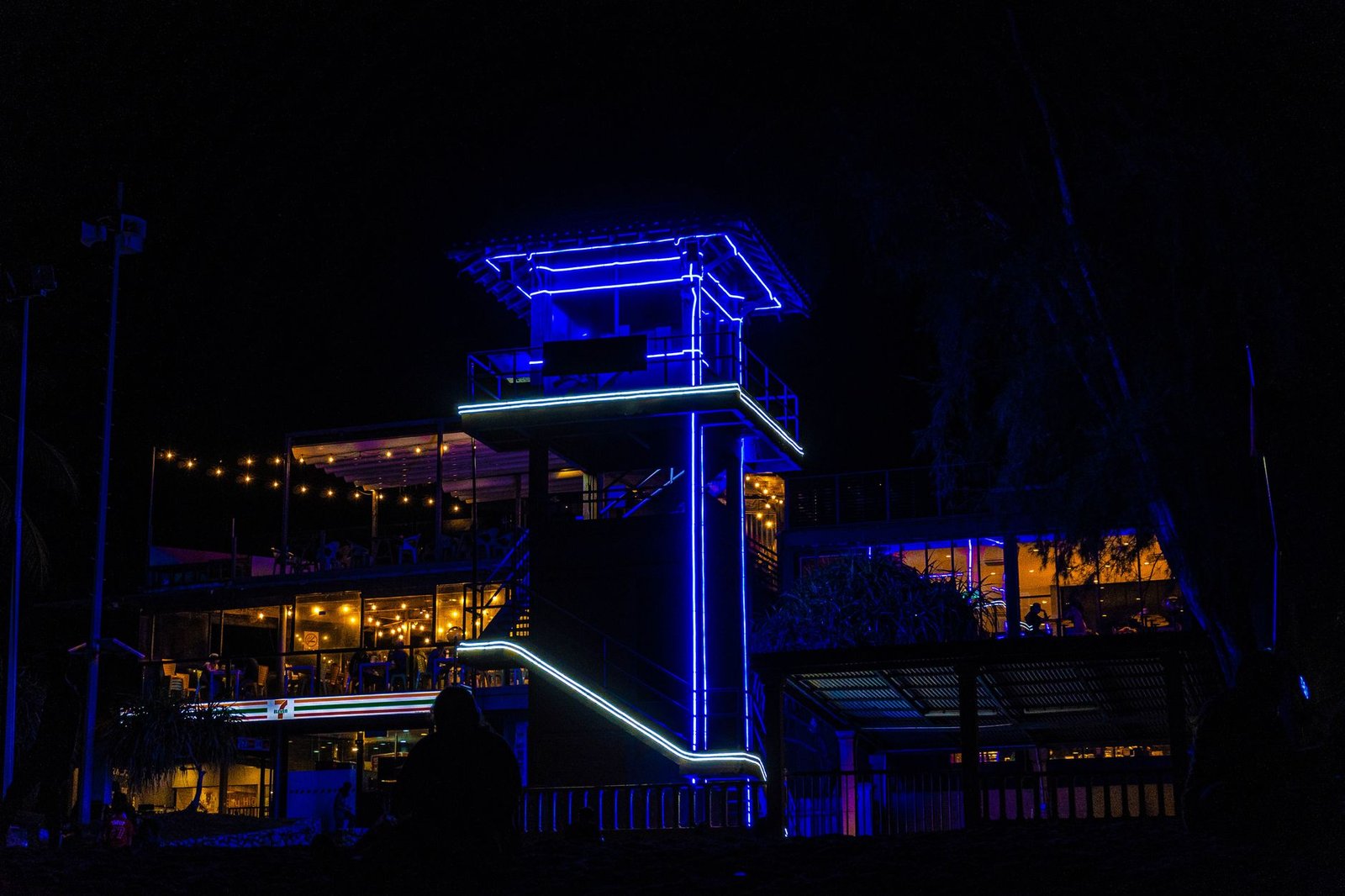Terrasse nocturne discrète à Pointe-à-Pitre, Guadeloupe
