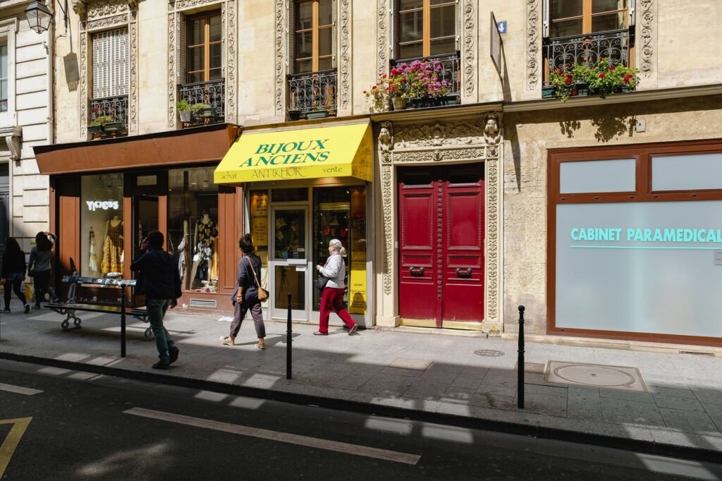 Rue piétonne du centre ancien d’Orléans en fin d’après-midi