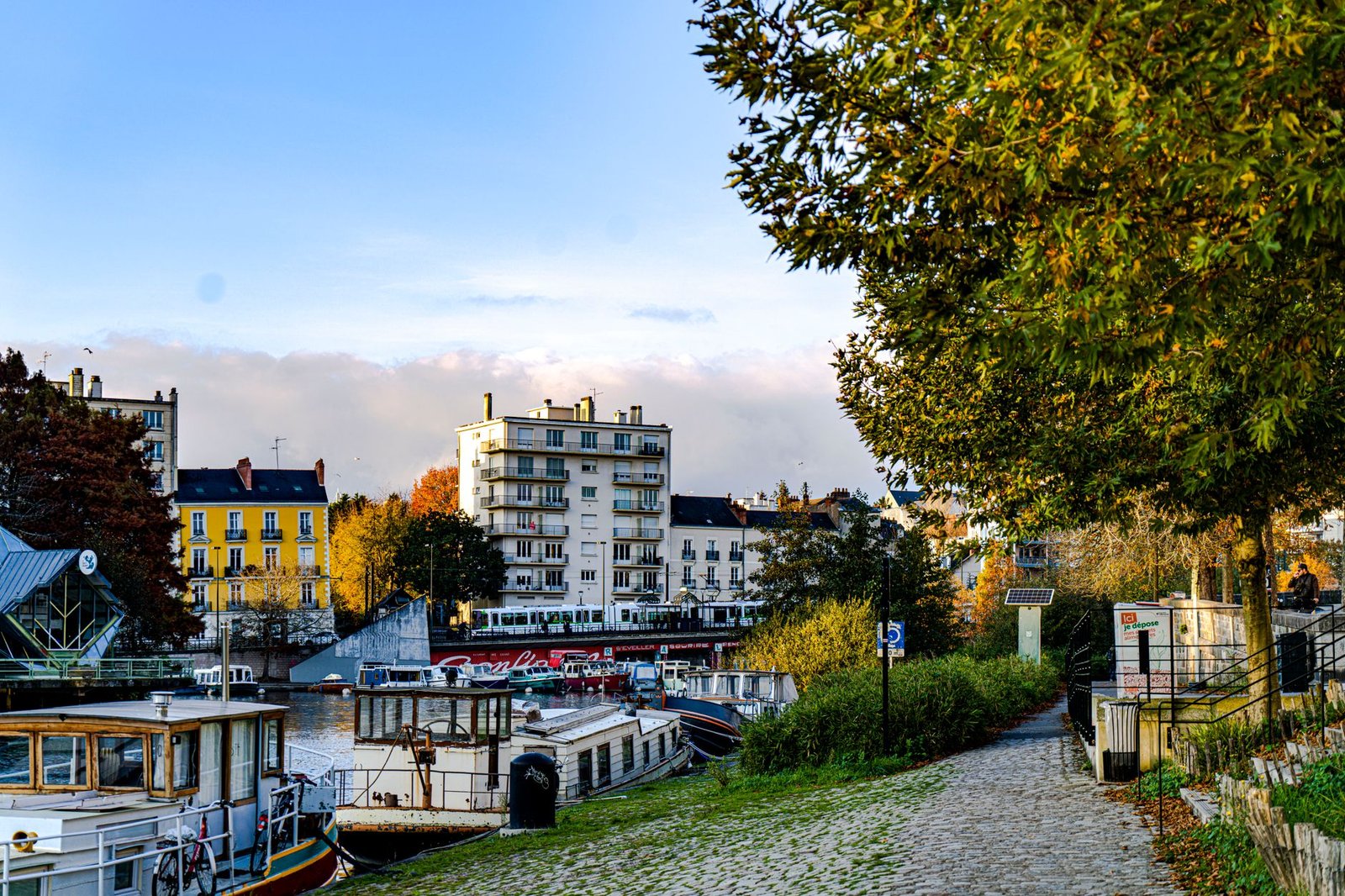Quais de Loire à Orléans avec le pont en pierre et les façades anciennes