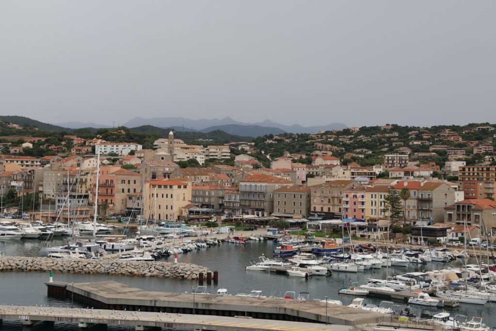 Terrasse de café à Porto-Vecchio avec vue sur le port en fin de journée