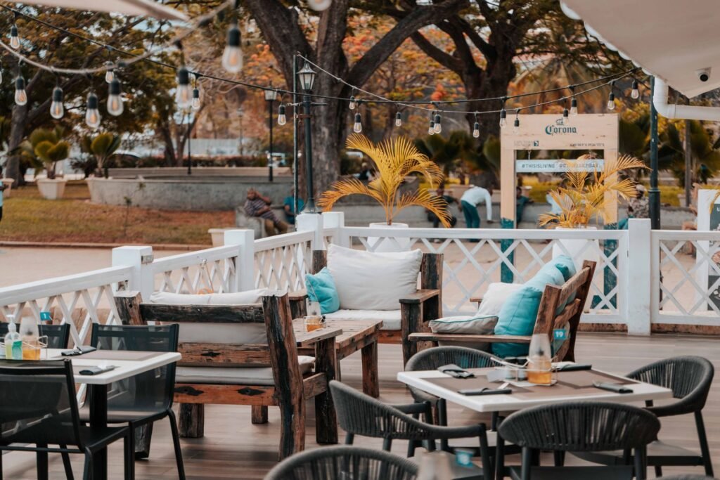 Adulte consultant son téléphone à une terrasse à Mayotte pour préparer une rencontre de compagnie respectueuse.