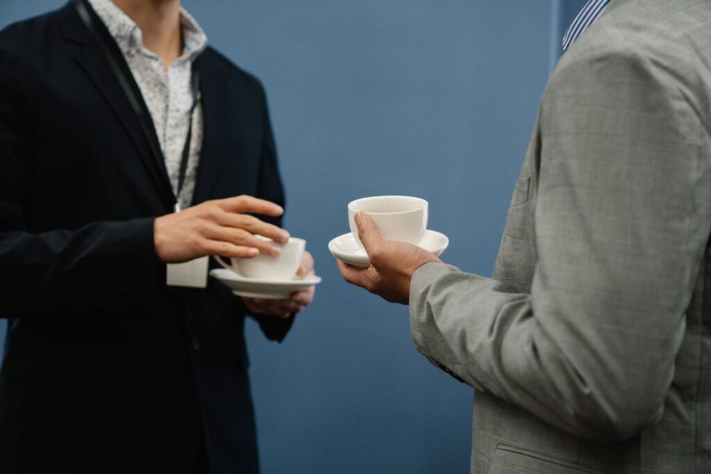 Deux tasses de café sur une table dans un café à Chartres, évocation de la conversation