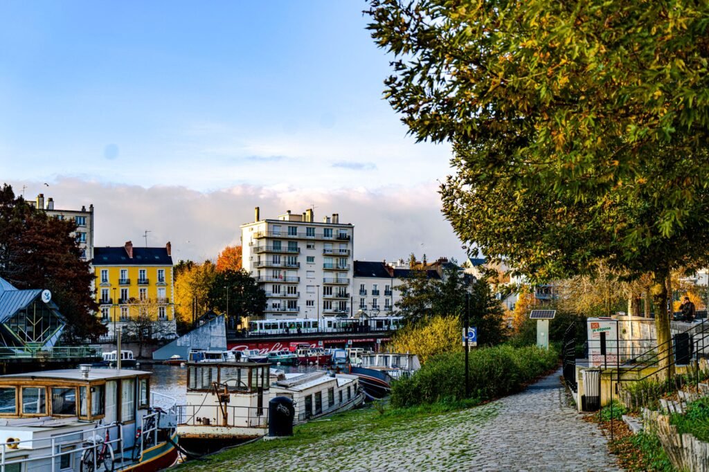 Quais de Saône à Chalon-sur-Saône au crépuscule, lieu calme pour convenir d'un rendez-vous discret