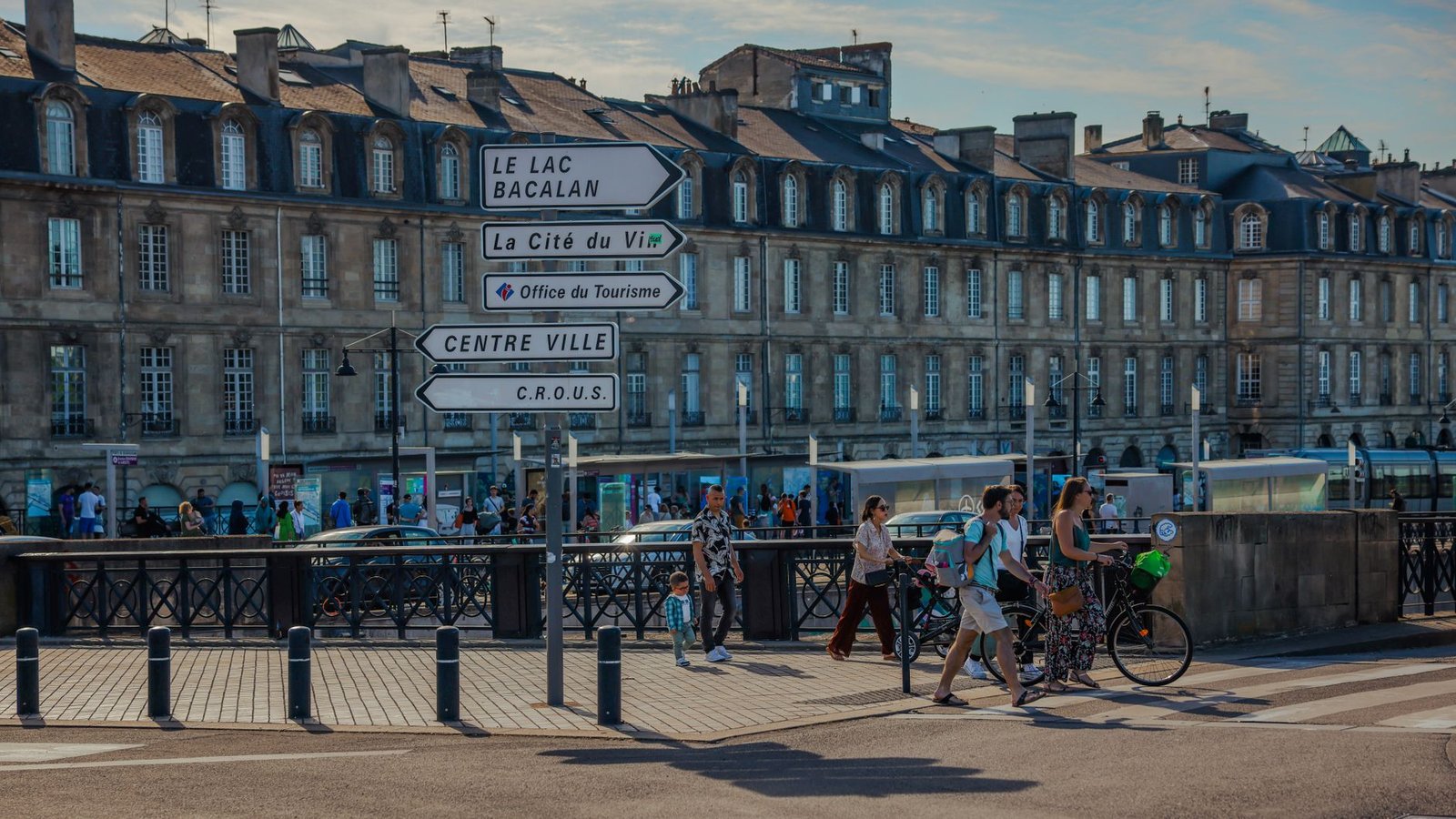 Table de café discrète dans le centre historique de Chalon-sur-Saône, évoquant un premier contact courtois