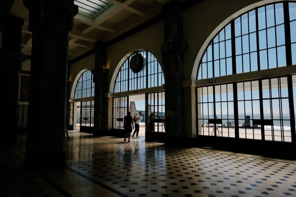 Hall d'hôtel discret le soir, ambiance calme et sobre
