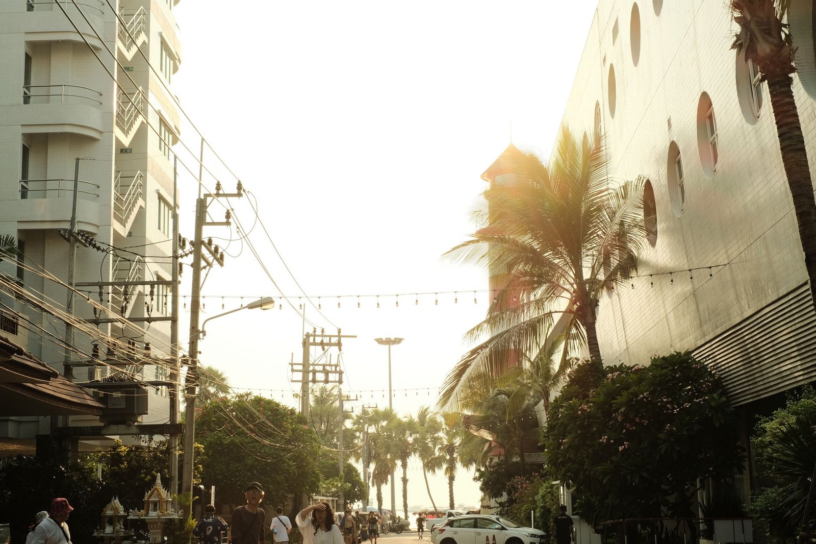 Rue urbaine tropicale à Saint-Denis de La Réunion en fin de journée