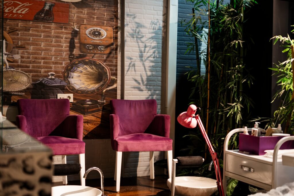 Coin salon discret avec téléphone, symbolisant la communication et la discrétion lors d'une réservation