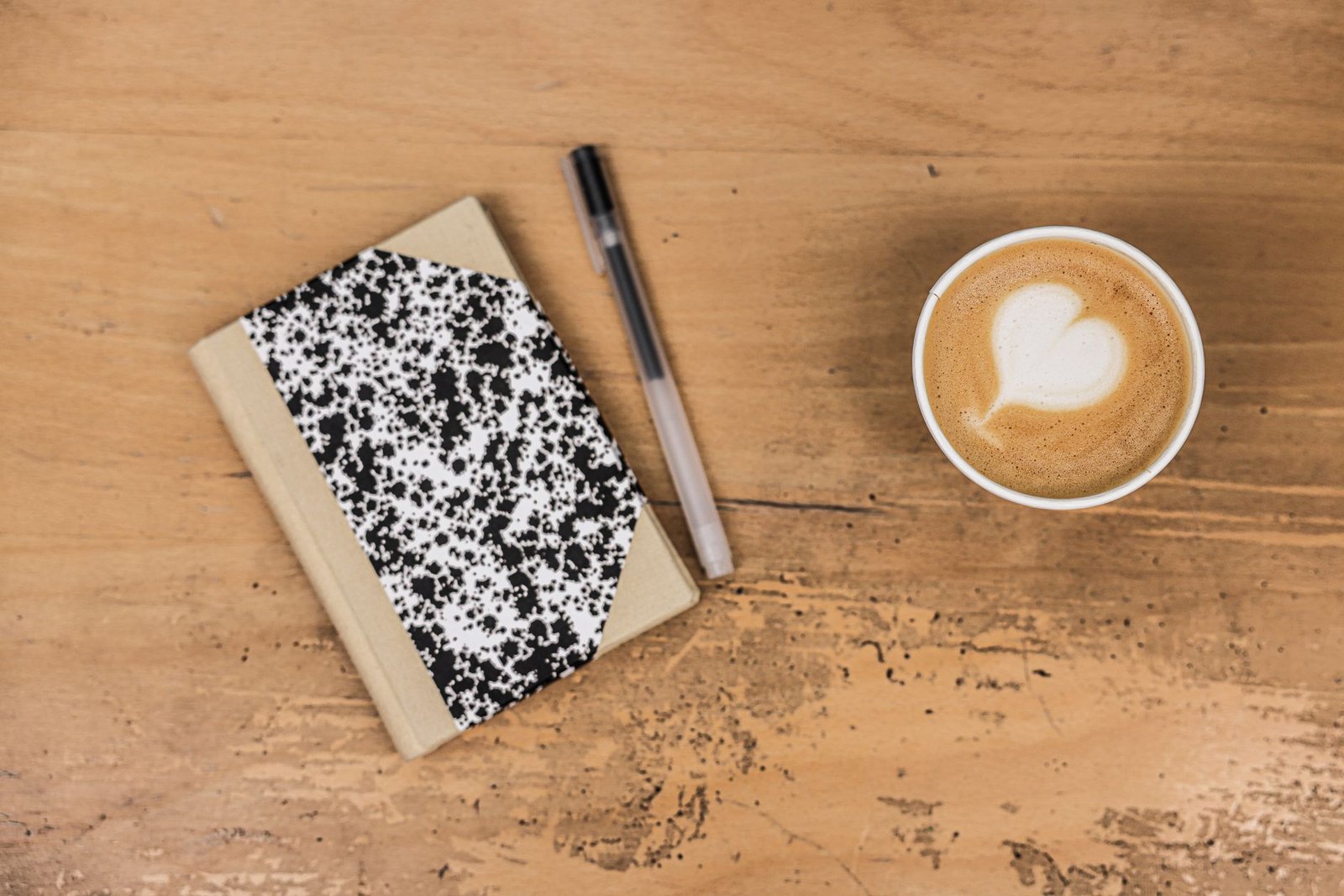Table de café avec carnet et stylo évoquant la préparation d'une réservation respectueuse à Bourg-en-Bresse