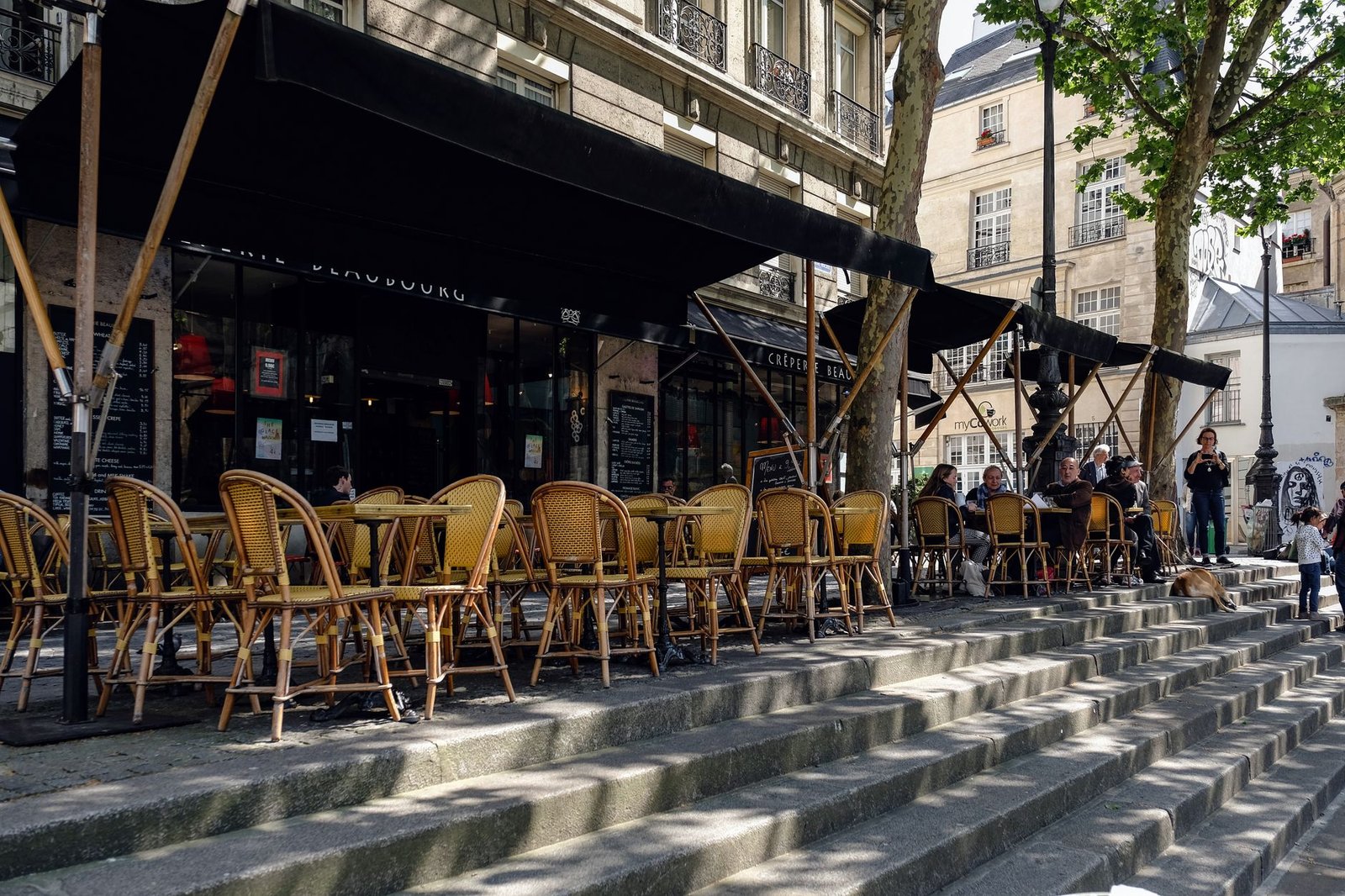 Terrasse de café éclairée à Clermont-Ferrand la nuit, ambiance élégante pour une soirée adulte