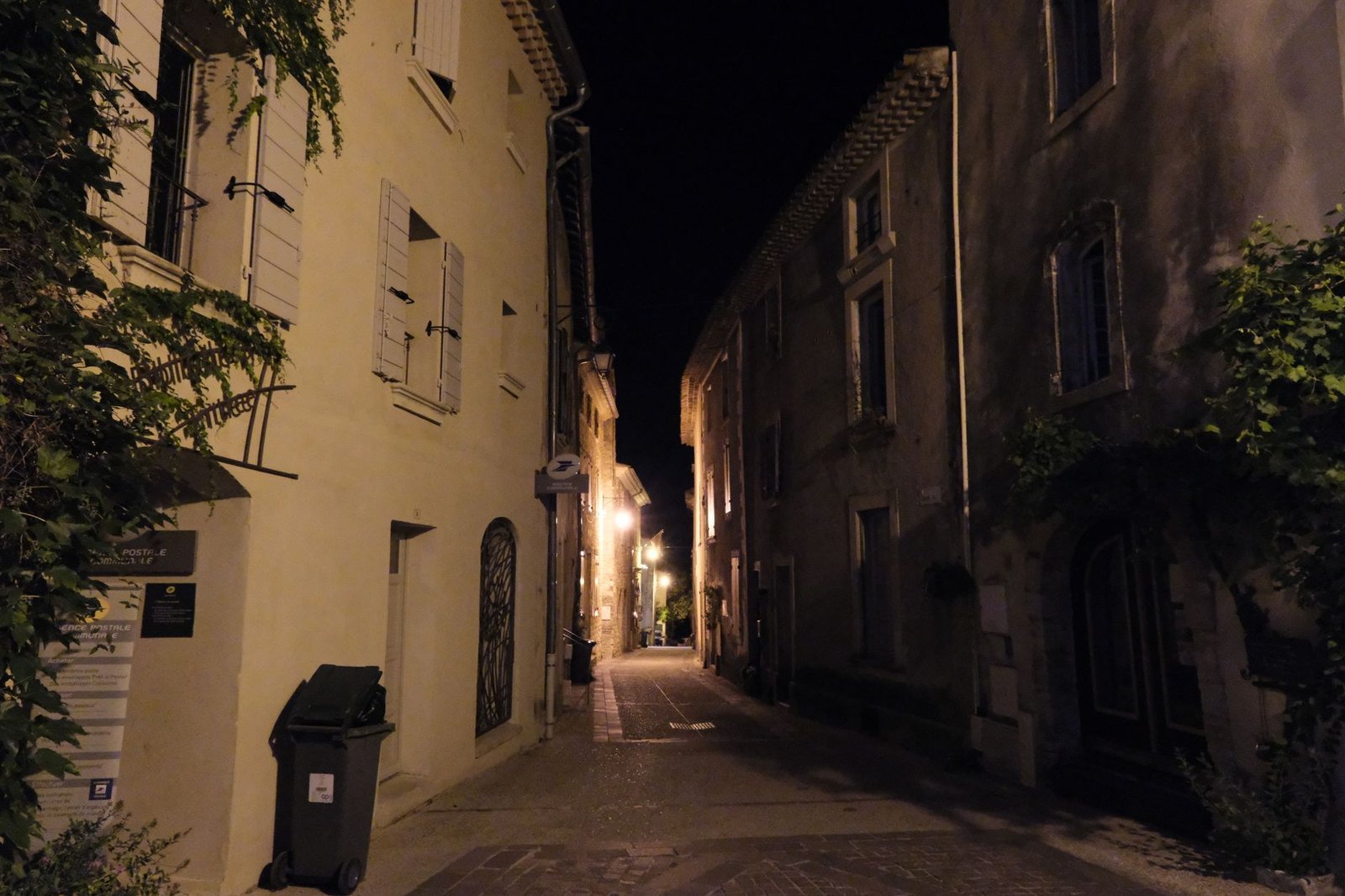 Rue piétonne calme à Beauvais en début de soirée avec lumières de vitrines