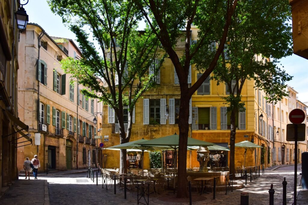 Terrasse de café en Provence en début de soirée, lieu propice à une rencontre discrète