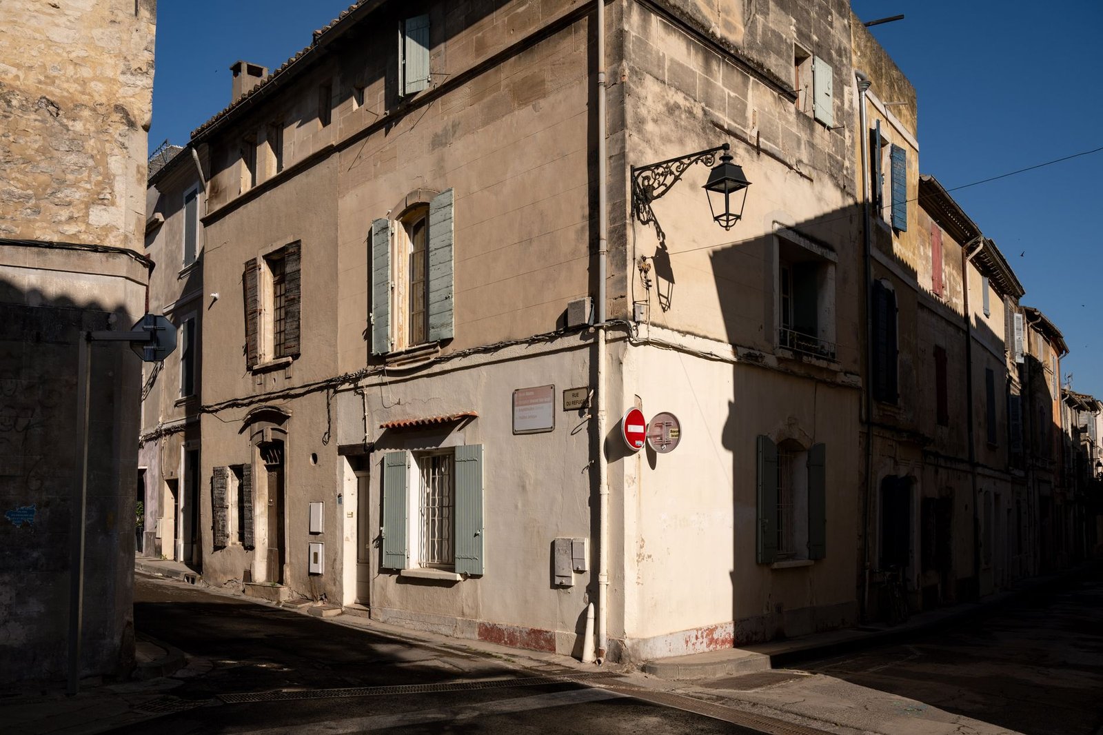 Ruelle du centre ancien d'Arles au crépuscule, ambiance calme pour une soirée discrète