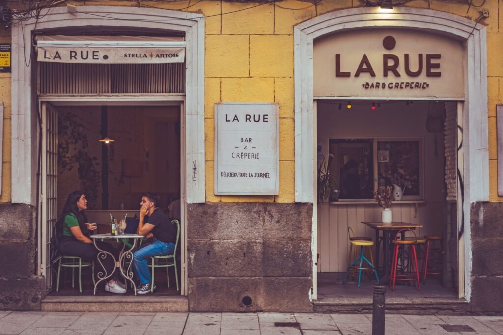 Rue brestoise au crépuscule avec des bars aux lumières tamisées