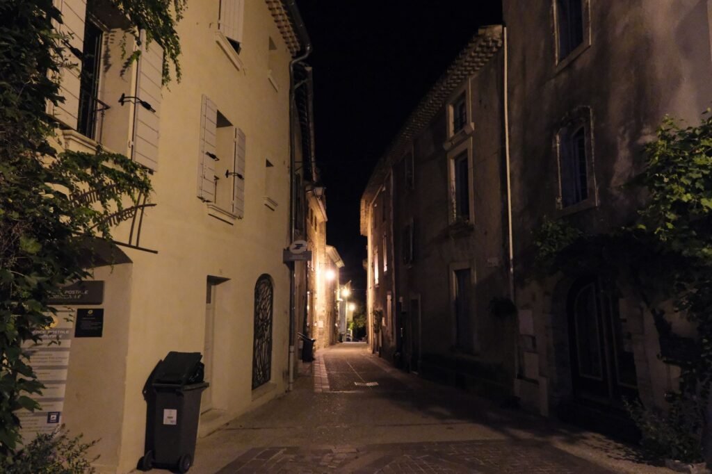 Ruelle de la Cité médiévale de Carcassonne éclairée la nuit
