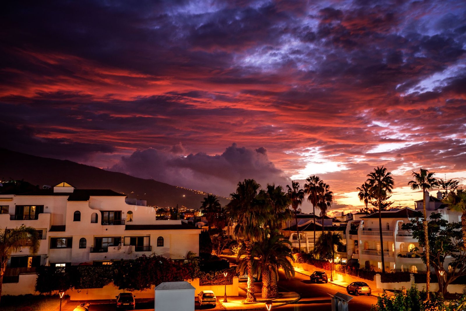 Rue côtière de Petite-Terre à Mayotte au crépuscule, ambiance calme pour un guide de soirée adulte à Pamandzi