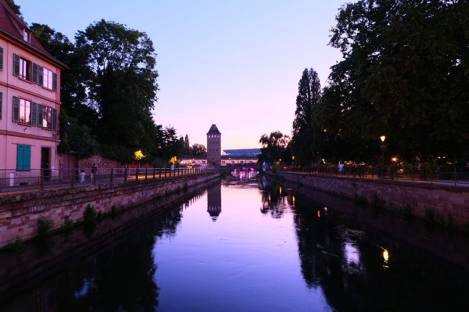 Rue calme de Strasbourg au crépuscule près d'un canal, ambiance discrète pour un guide companionship adulte