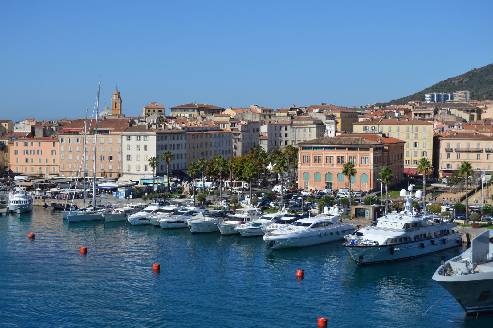 Rue calme à Ajaccio en Corse au lever du jour, ambiance discrète pour un premier contact.
