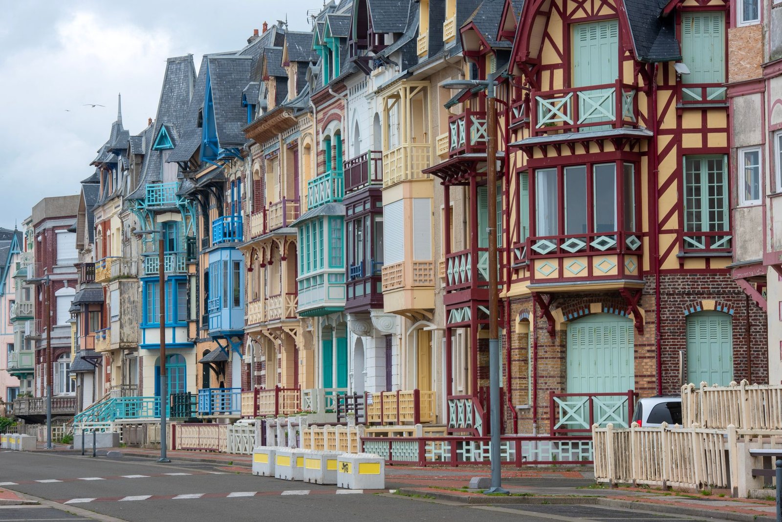 Rue côtière paisible à Le Robert en Martinique au petit matin