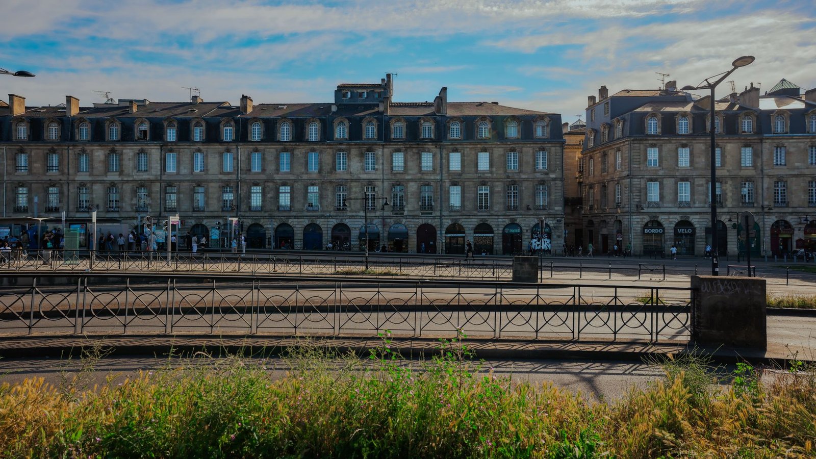 Rue piétonne de Montpellier au coucher du soleil, illustration d'une recherche en ligne dans la ville
