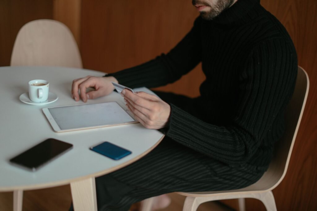 Smartphone et carnet posés sur une table de café, préparation d'un premier contact