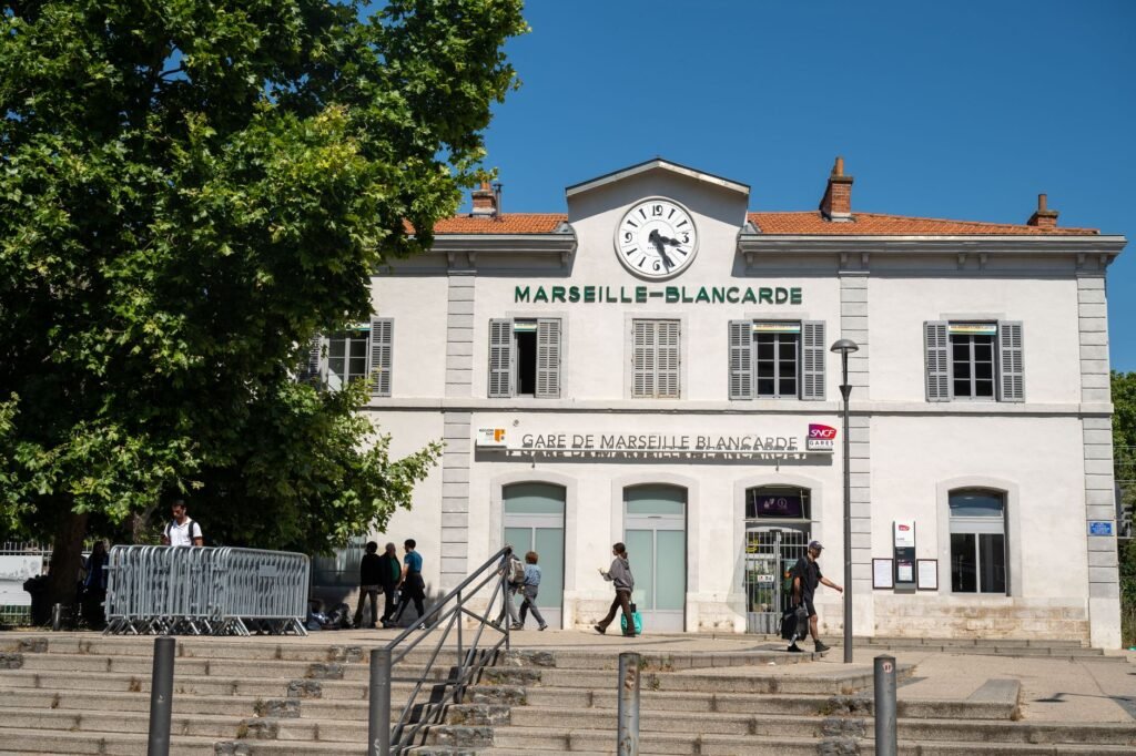 Préparation d'un premier contact respectueux pour trouver une escorte à Marseille