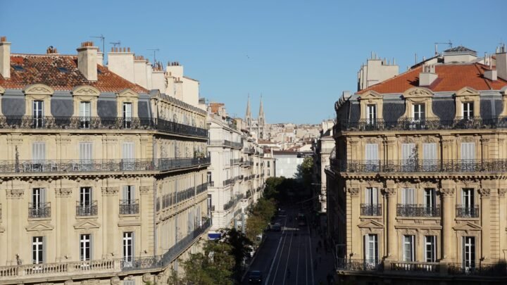 Comment trouver une escorte à Marseille : le guide pratique pour une première expérience sereine